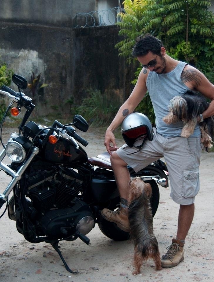 Além das motos, Rogério Alves, bailarino e fotógrafo que entrou no "BBB 15" também adora os animais