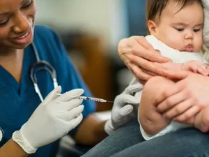 Como ajudar seu bebê a superar as reações adversas das vacinas