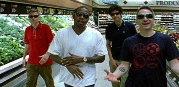 Nas e os integrantes do Beastie Boys, em uma das cenas do clipe de "Too Many Rappers" - Reprodução