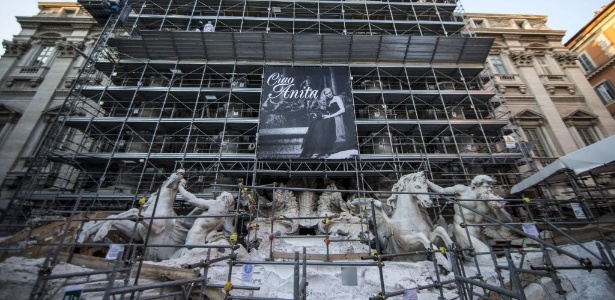 Operários instalam painel em homenagem à atriz Anita Ekberg, na Fontana de Trevi, em Roma - Massimo Percossi/Efe