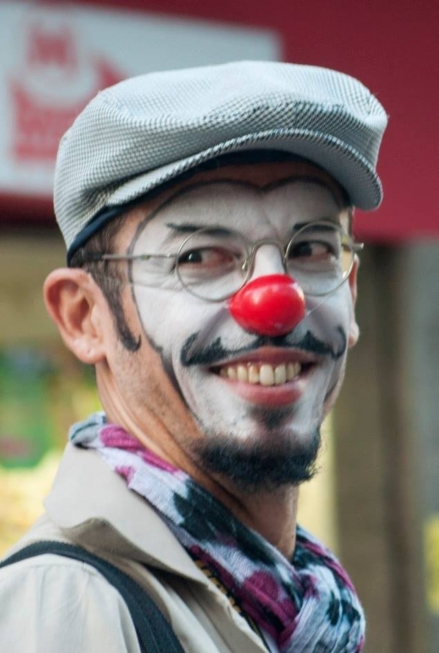 Rogério Alves, bailarino e fotógrafo que entrou no "BBB 15" aparece com rosto pintado de palhaço