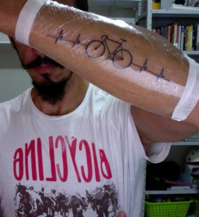 Rogério Alves, bailarino e fotógrafo que entrou no "BBB 15" mostra tatuagem de bicicleta que fez no braço