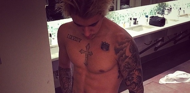 Justin Bieber exibe músculos em seu Instagram