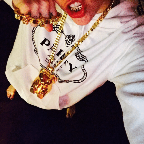 14.jan.2015 - Miley Cyrus posta foto no Instagram usando vários adereços de ouro como uma colar com pingente de ursinho, soco inglês e até uma capinha nos dentes inferiores