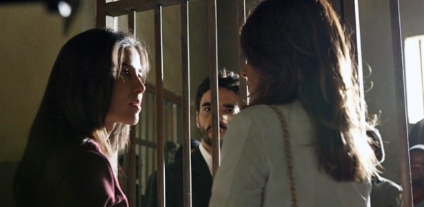 Cora (Marjorie Estiano) arma barraco com Danielle (Maria Ribeiro) por ciúmes de José Pedro (Caio Blat) em "Império"