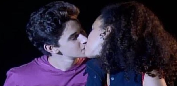 Em "Chiquititas", Pata e Duda se beijam pela primeira vez