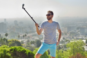 O pau de selfie também é chamado de extensor, monopod e selfie stick - Getty Images