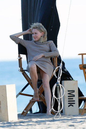 15.jan.2015 - Naomi Watts, de 46 anos, posava para uma sessão de fotos em uma praia de Malibu (EUA) na última terça-feira (14), quando não percebeu as lentes dos paparazzi e acabou sendo fotografada em um click indiscreto, mostrando a calcinha branca que usava