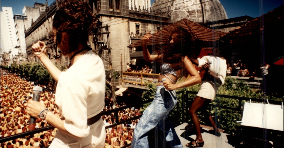 Daniela Mercury anima foliões de cima de seu trio no Carnaval de 1994 em Salvador