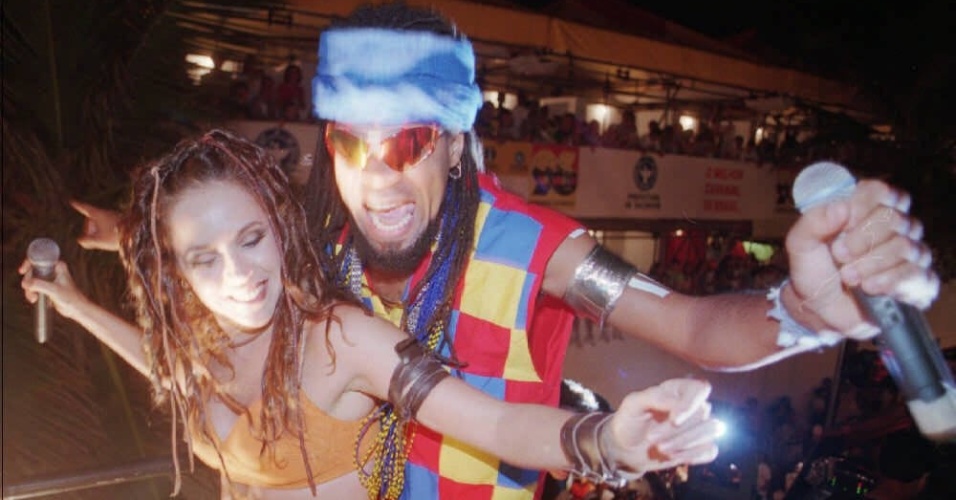 Daniela Mercury e Carlinhos Brown em apresentação no Farol da Barra no Carnaval de 1996