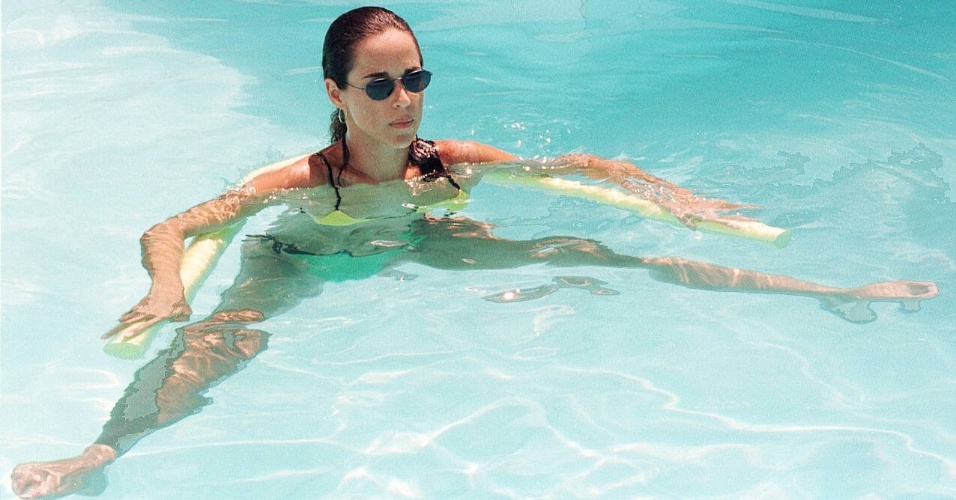 Daniela Mercury se refresca na piscina de sua casa, no condomínio Encanto das Águas, em 1998