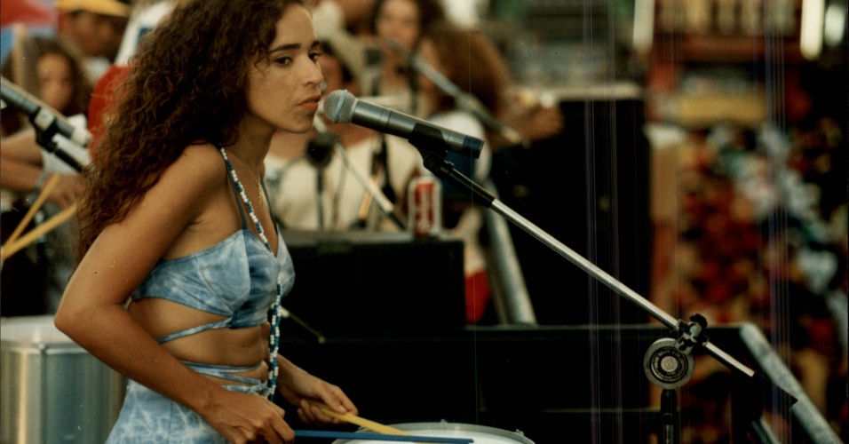 Daniela Mercury toca tambor em apresentação em 1994 em Salvador