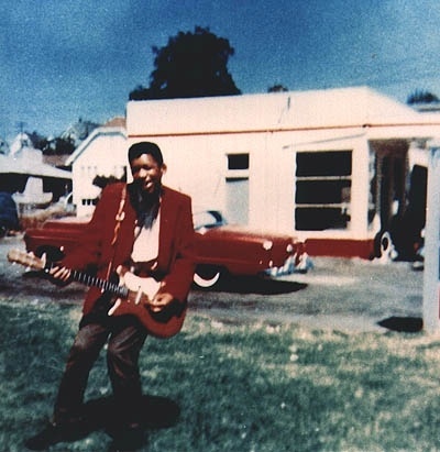 Jimi Hendrix com sua primeira guitarra, uma Danelectro