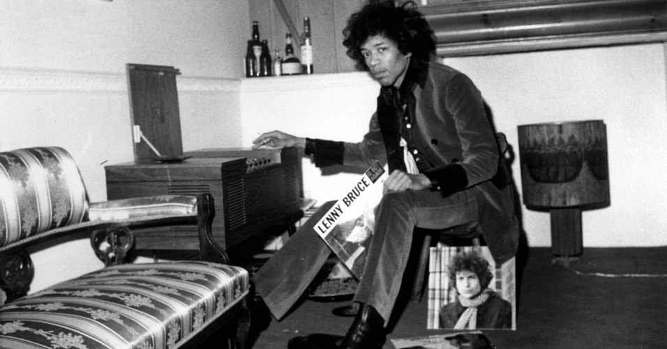 Jimi Hendrix posa com álbum de Bob Dylan