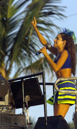 No Carnaval de 1999, Daniela Mercury canta em trio elétrico na Barra, em Salvador