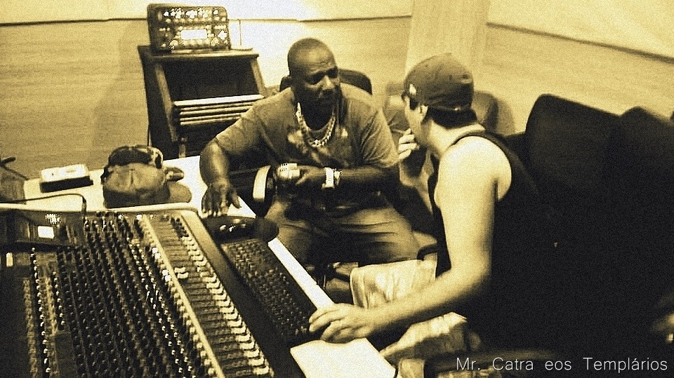 O cantor Mr. Catra com o baixista Stanley Zvaig - Reprodução/Facebook