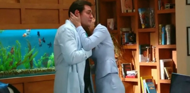 Thiago Lacerda ganha beijo no pescoço de Débora Nascimento, após levar tapa de verdade em cena