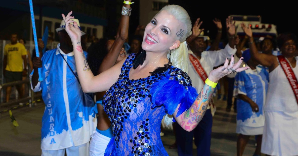 16.jan.2015 - Ex-BBB Clara Aguillar abusa da transparência durante o ensaio técnico da Nenê de Vila Matilde, no sambódromo do Anhembi, na zona norte de São Paulo