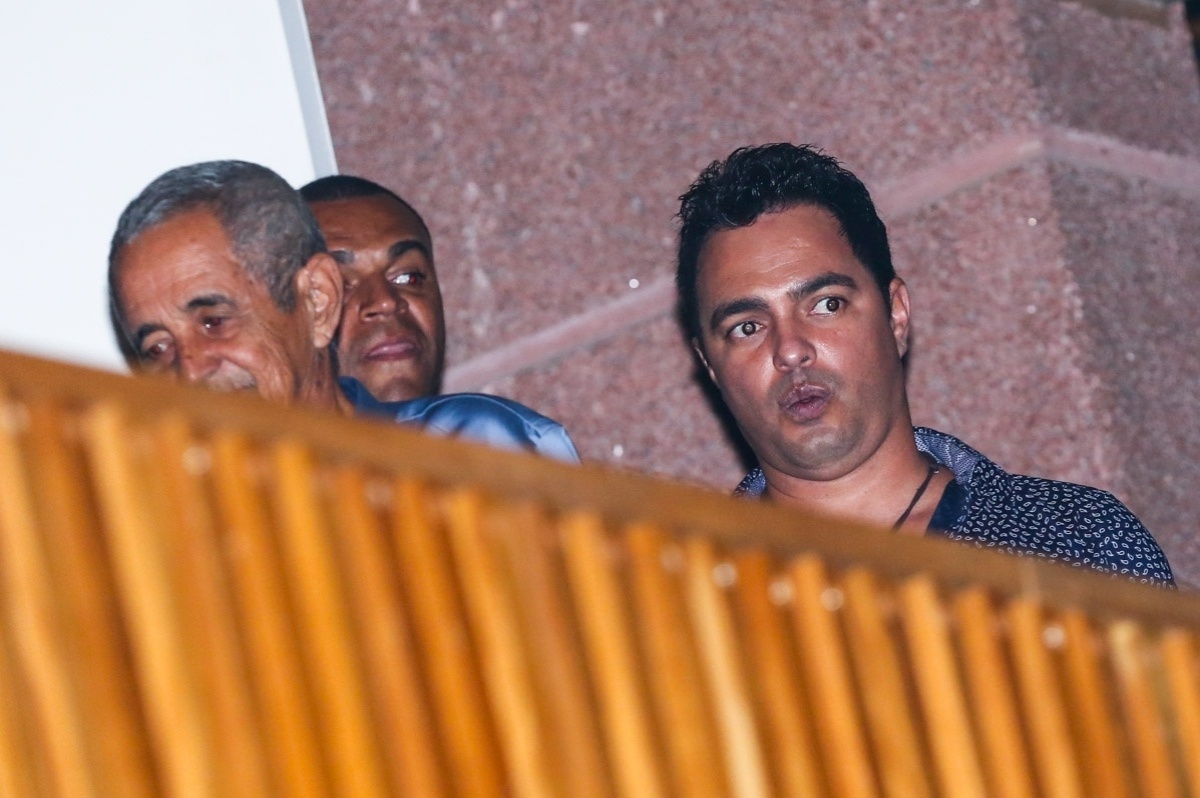 16.jan.2015 - O pai, Francisco, o cunhado Denilson e o irmão Camarguinho se reúnem no camarim da gravação do novo DVD de Zezé di Camargo e Luciano, "Flores em Vida", no Citibank Hall, na zona sul de São Paulo, na noite desta sexta-feira - Manuela Scarpa/Photo Rio News