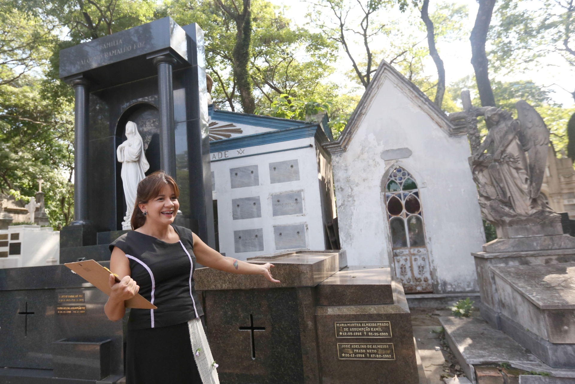 18.jan.2015 - Atriz da companhia EmFoco, de Fortaleza, conhecida por fazer espetáculos polêmicos em locais inusitados, como ônibus e cemitério - Ricardo Matsukawa/UOL