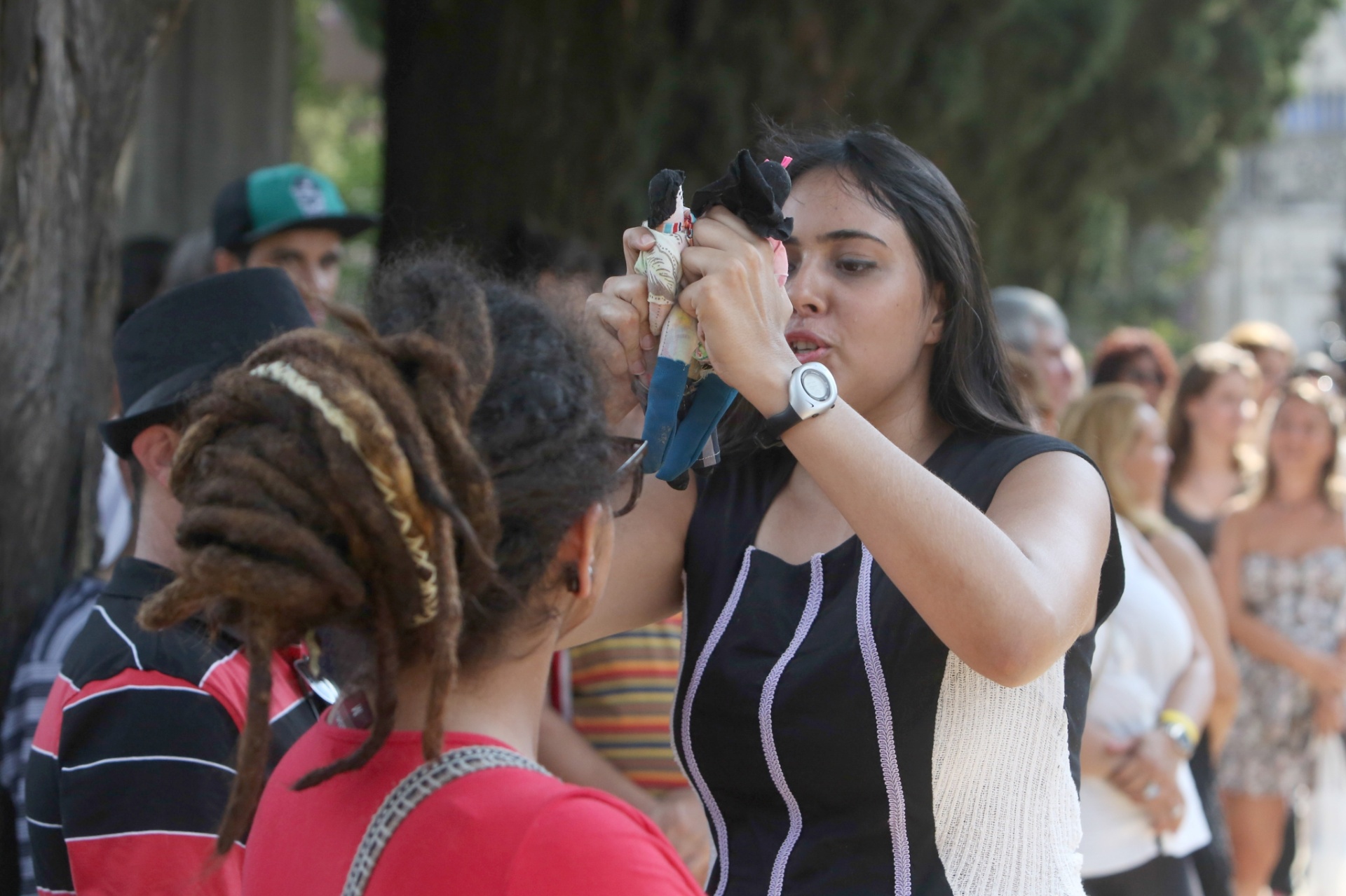 18.jan.2015 - Cena do espetáculo "Além dos Cravos", que estreou no cemitério da Consolação e depois segue para os cemitérios São Paulo e Araçá - Ricardo Matsukawa/UOL