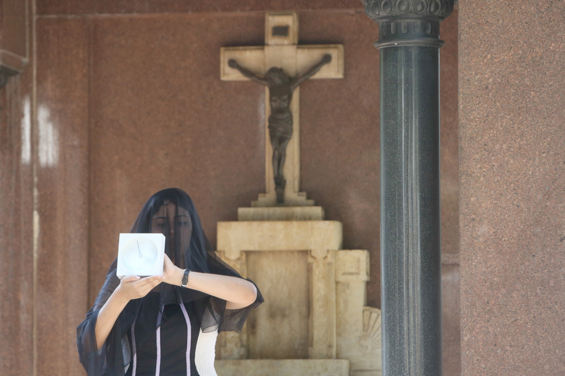 18.jan.2015 - Cena do espetáculo "Além dos Cravos", que estreou no cemitério da Consolação e depois segue para os cemitérios São Paulo e Araçá - Ricardo Matsukawa/UOL