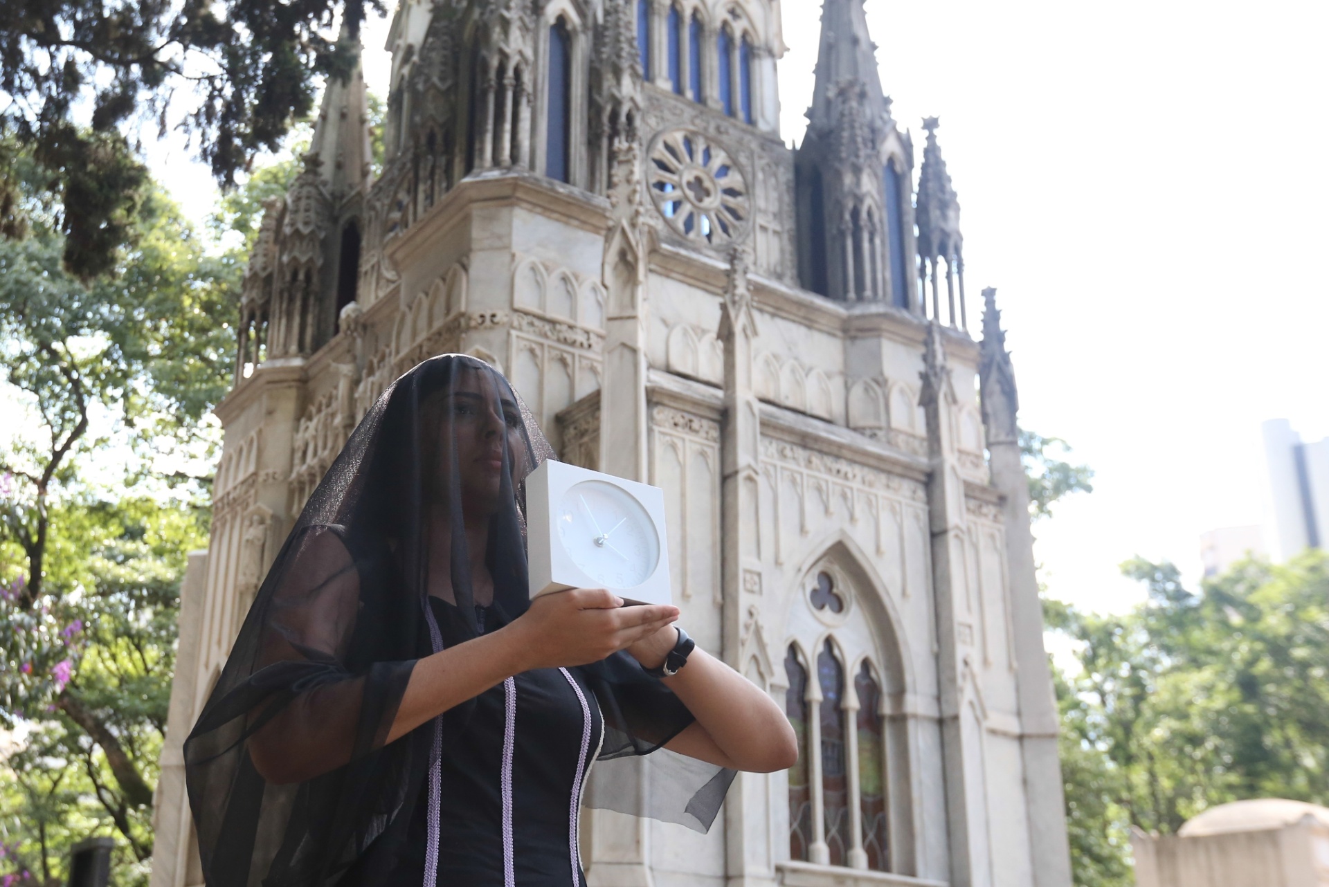 18.jan.2015 - Cena do espetáculo "Além dos Cravos", que estreou no cemitério da Consolação e depois segue para os cemitérios São Paulo e Araçá - Ricardo Matsukawa/UOL