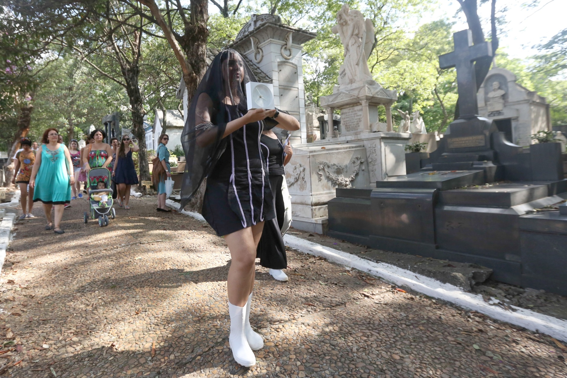 18.jan.2015 - Cena do espetáculo "Além dos Cravos", que estreou no cemitério da Consolação e depois segue para os cemitérios São Paulo e Araçá - Ricardo Matsukawa/UOL