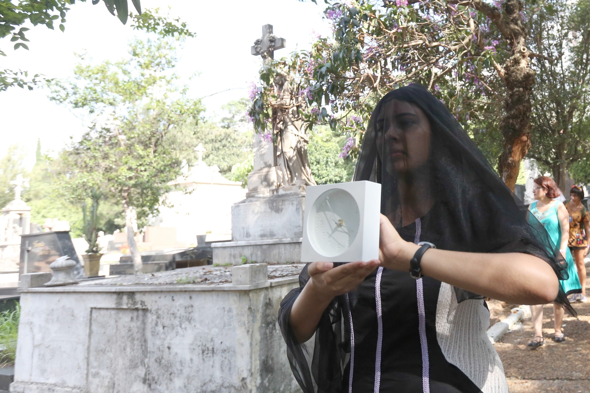 18.jan.2015 - Cena do espetáculo "Além dos Cravos", que estreou no cemitério da Consolação e depois segue para os cemitérios São Paulo e Araçá - Ricardo Matsukawa/UOL