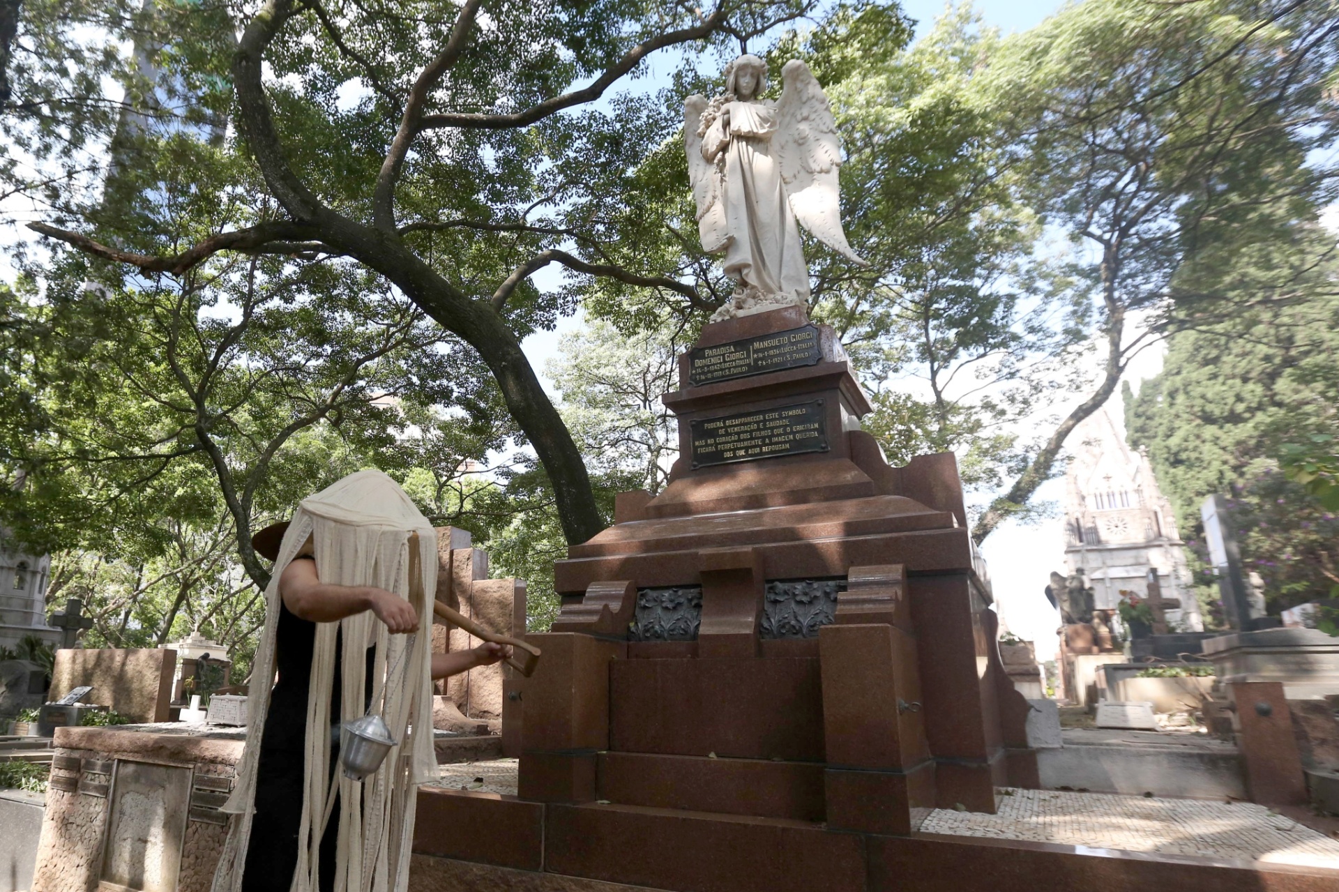 18.jan.2015 - Cena do espetáculo "Além dos Cravos", que estreou no cemitério da Consolação e depois segue para os cemitérios São Paulo e Araçá - Ricardo Matsukawa/UOL