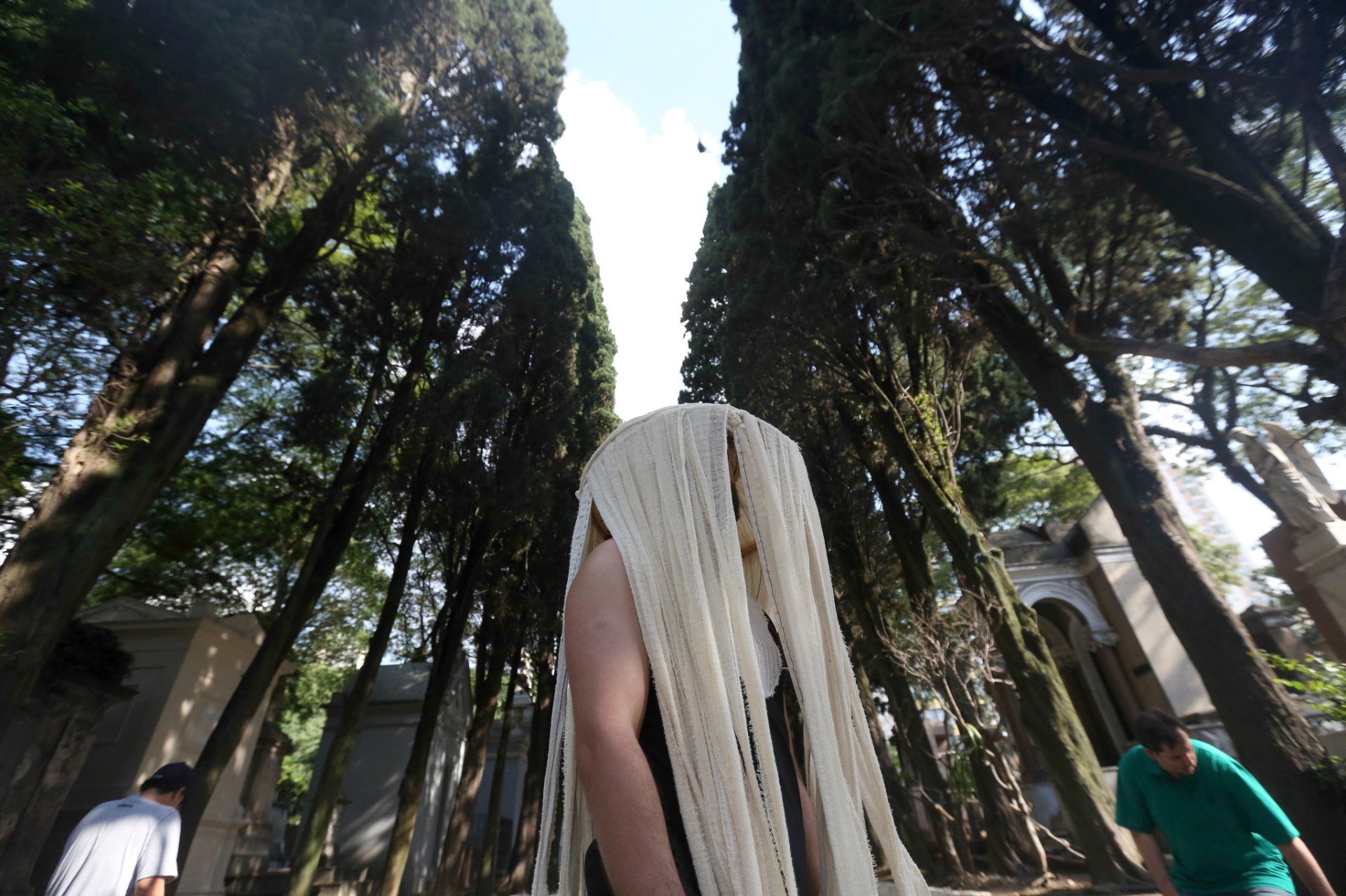 18.jan.2015 - Companhia EmFoco, de Fortaleza, é conhecida em sua cidade por fazer espetáculos polêmicos em locais inusitados, como ônibus e cemitério - Ricardo Matsukawa/UOL