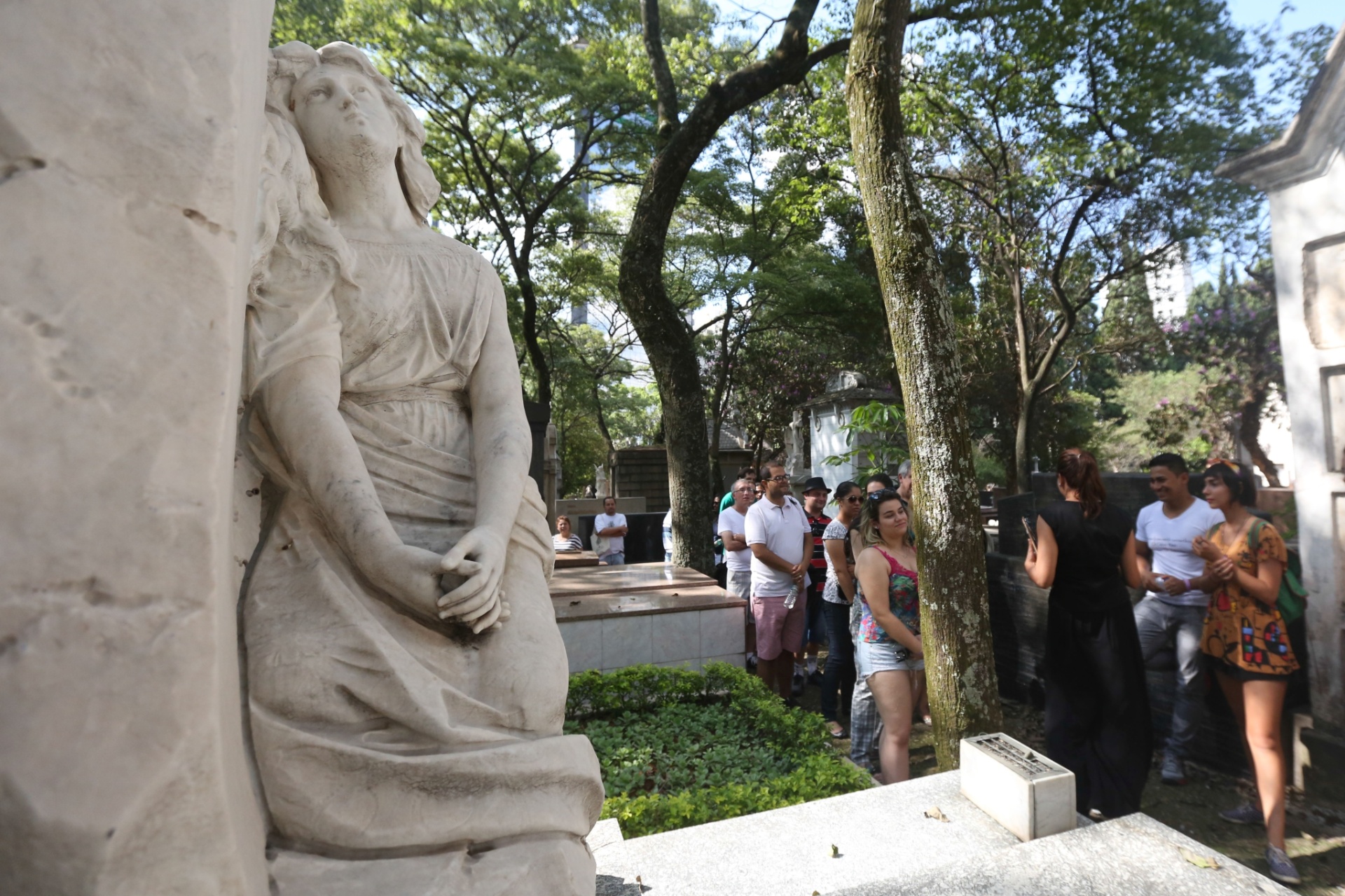 18.jan.2015 - Público vai ao cemitério da Consolação para assistir ao espetáculo "Além dos Cravos" - Ricardo Matsukawa/UOL