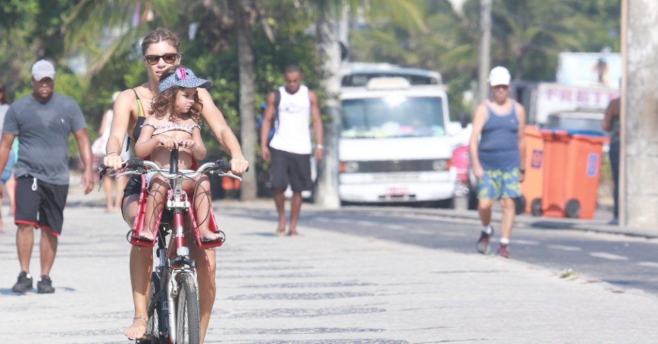 19.jan.2015 - Grazi Massafera anda de bike com a filha Sofia, 2 anos, na praia da Barra da Tijuca, no Rio de Janeiro