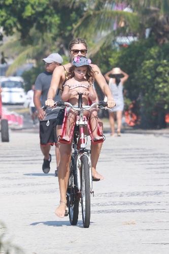 19.jan.2015 - Grazi Massafera anda de bike com a filha Sofia, 2 anos, na praia da Barra da Tijuca, no Rio de Janeiro