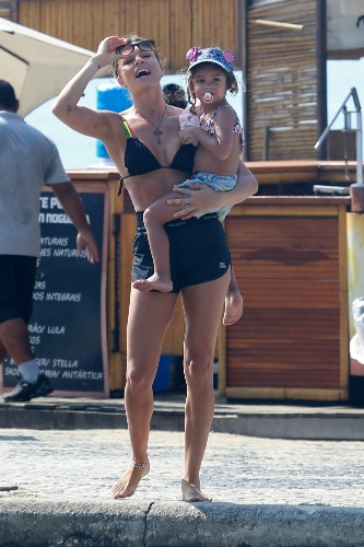 19.jan.2015 - Grazi Massafera aproveita a segunda-feira ensolarada com a filha Sofia, 2 anos, na praia da Barra da Tijuca, no Rio de Janeiro