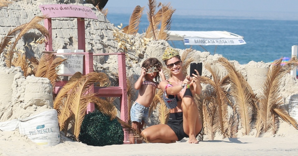 19.jan.2015 - Grazi Massafera faz selfie com a filha Sofia, 2 anos, na praia da Barra da Tijuca, no Rio