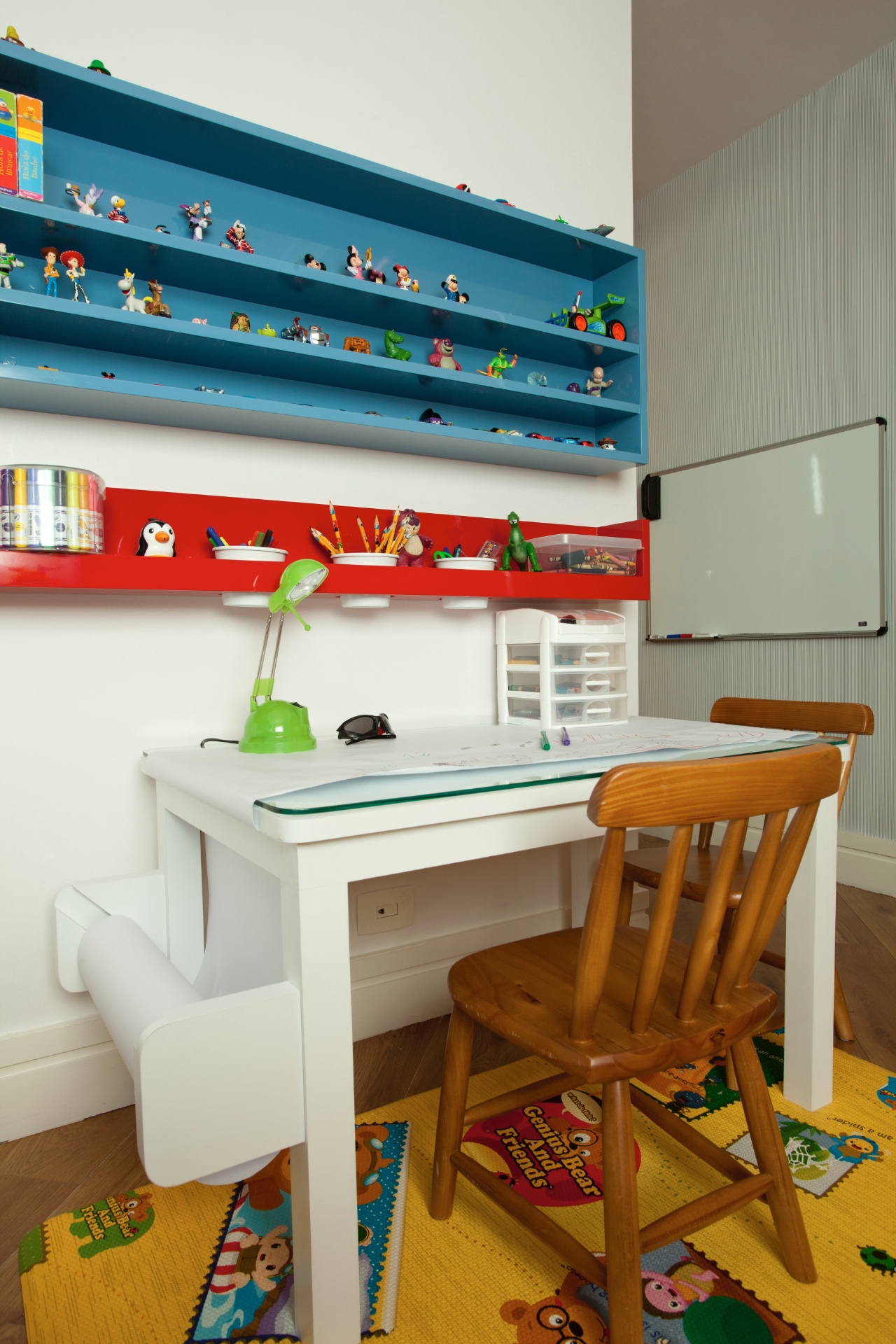 álbum com dicas de organização para o quarto da criança | Na parede de apoio da escrivaninha, uma prateleira e a estante para brinquedos menores. O espaço foi concebido pela decoradora e engenheira Grafira Dias - Adriana Barbosa/Divulgação