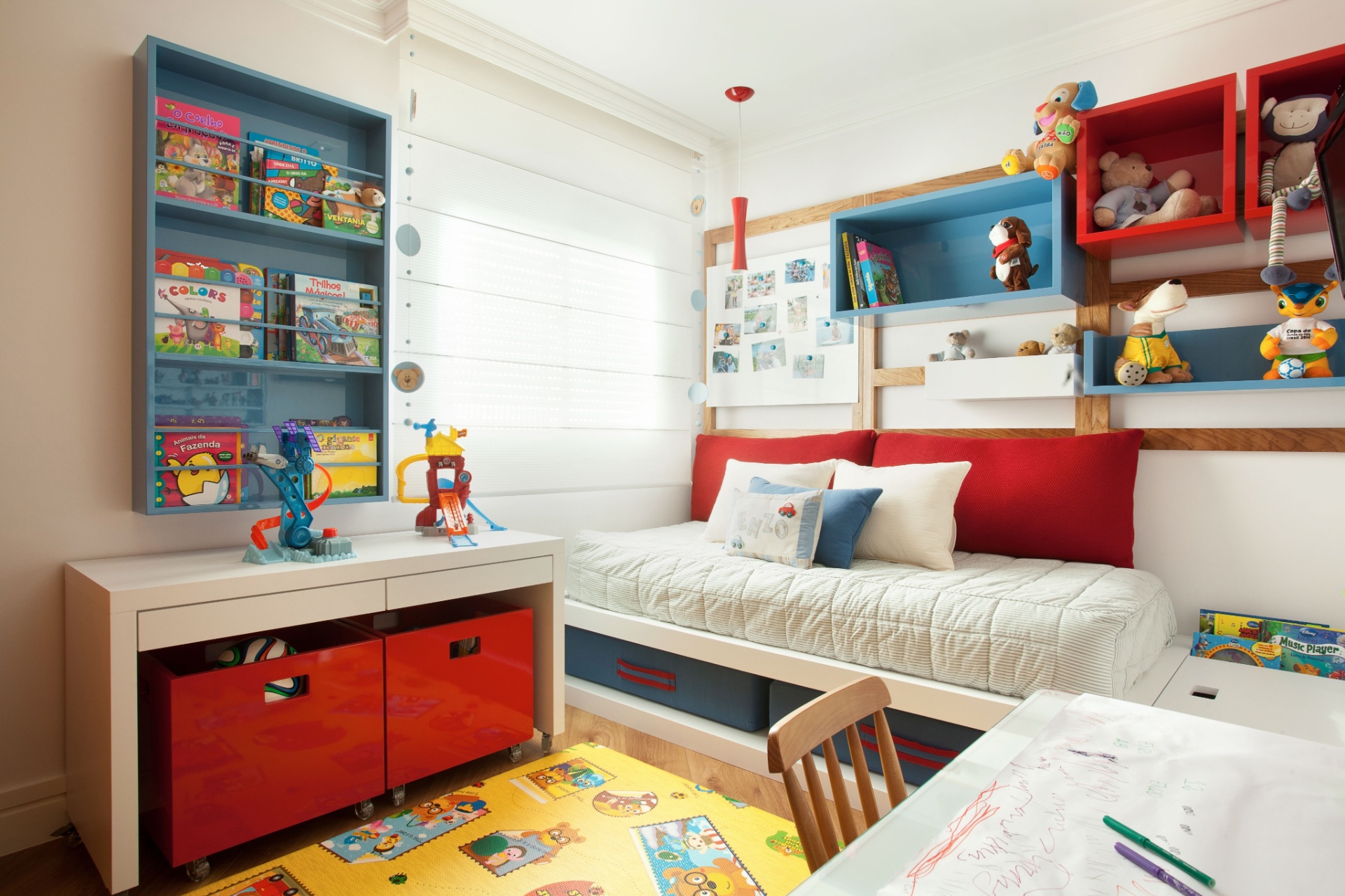 álbum com dicas de organização para o quarto da criança | Quem tem filho pequeno sabe como é difícil manter o quarto arrumado, principalmente quando se tratam dos brinquedos. Nesse exemplo, a decoradora e engenheira Grafira Dias mostra como aproveitar ao máximo paredes e vãos para ganhar espaço para os objetos das crianças - Adriana Barbosa/Divulgação