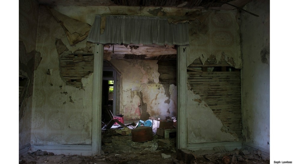 Em seu livro "13: An American Horror Story", o fotógrafo Seph Lawless reúne retratos de casas nos EUA que foram palcos de crimes e eventos trágico - Seph Lawless