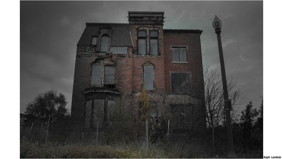 Em seu livro "13: An American Horror Story", o fotógrafo Seph Lawless reúne retratos de casas nos EUA que foram palcos de crimes e eventos trágico - Seph Lawless