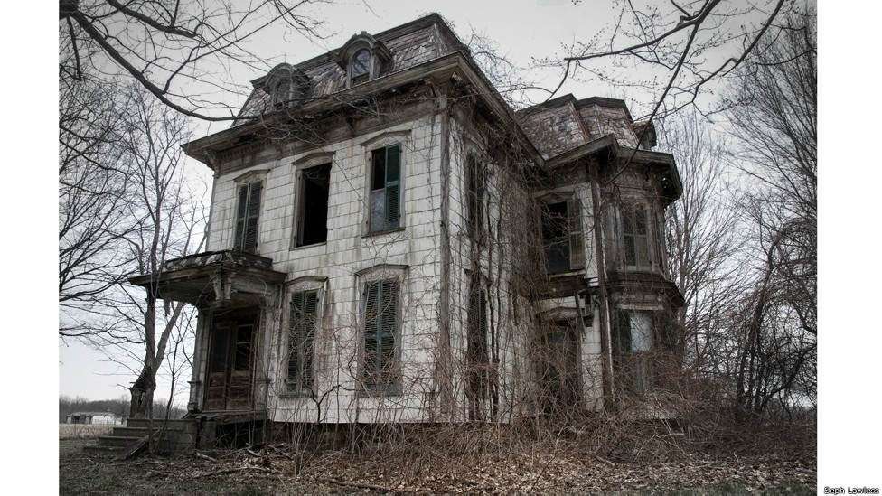 Em seu livro "13: An American Horror Story", o fotógrafo Seph Lawless reúne retratos de casas nos EUA que foram palcos de crimes e eventos trágico - Seph Lawless