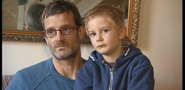 Alex e o pai, Derek Nash; pais estão sendo cobrados porque menino não foi a uma festa - BBC