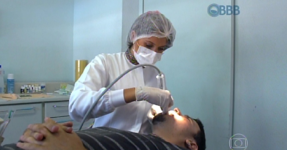 20.jan.2014 - A cirurgiã-dentista Tamires mostra um pouco de sua rotina na estreia do "BBB15"