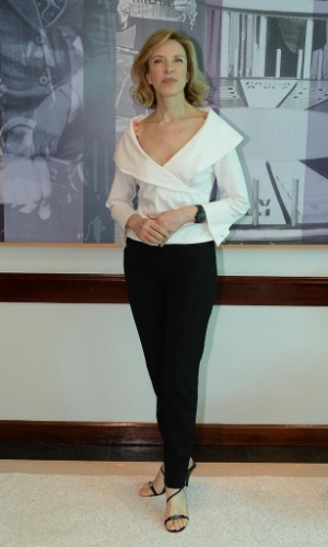 20.jan.2015 - Marília Gabriela posa na sede do SBT, em São Paulo, após anunciar que deixará a emissora e que seu programa "De Frente com Gabi" chegará ao fim