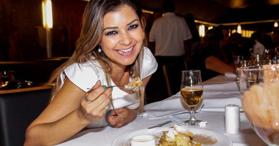 20.jan.2015 - Amanda Françozo saboreia um prato na inauguração de um bar do produtor musical e empresário Marco Camargo, em Alphaville, região metropolitana de São Paulo, nesta terça-feira