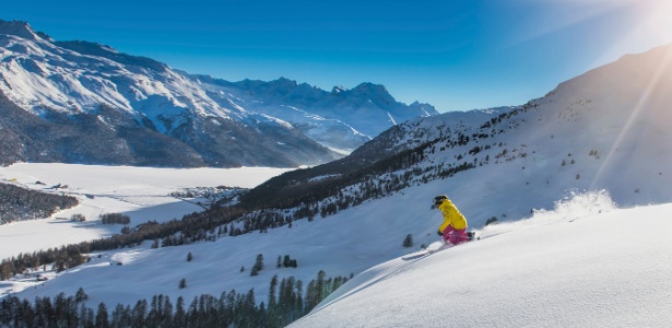 Garota esquia em montanha em St Moritz, na Suíça - Getty Images