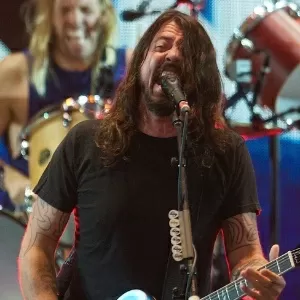 Foo Fighters abrem turnê pelo Brasil em show com hits, covers e