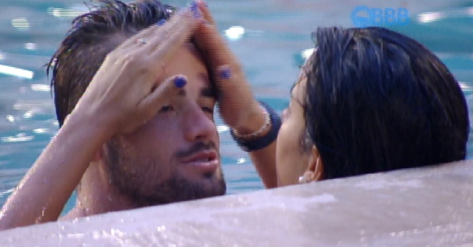22.jan.2015 - Rafael e Talita trocam carinhos na piscina