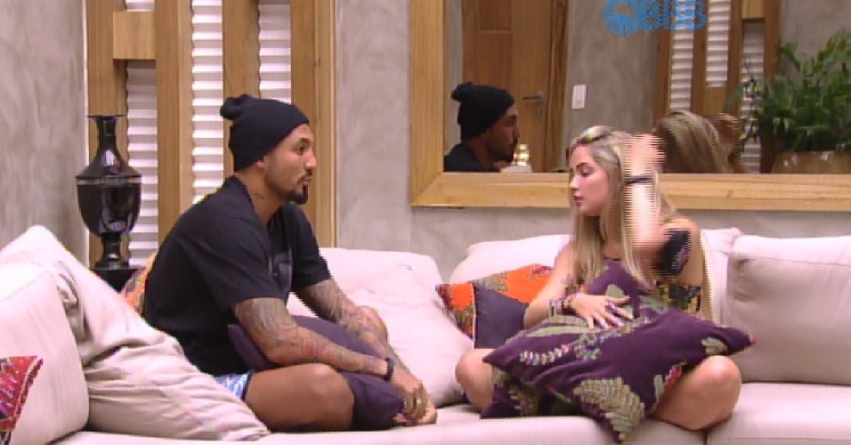 22.jan.2014 - Fernando e Aline conversam na sala