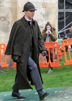 Benedict Cumberbatch no set de "Sherlock"